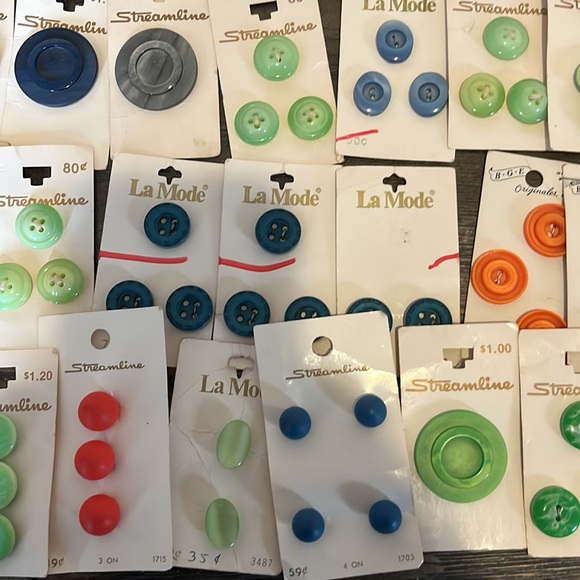 Vintage lot of assorted Buttons of 37 cards - Picture 6 of 8